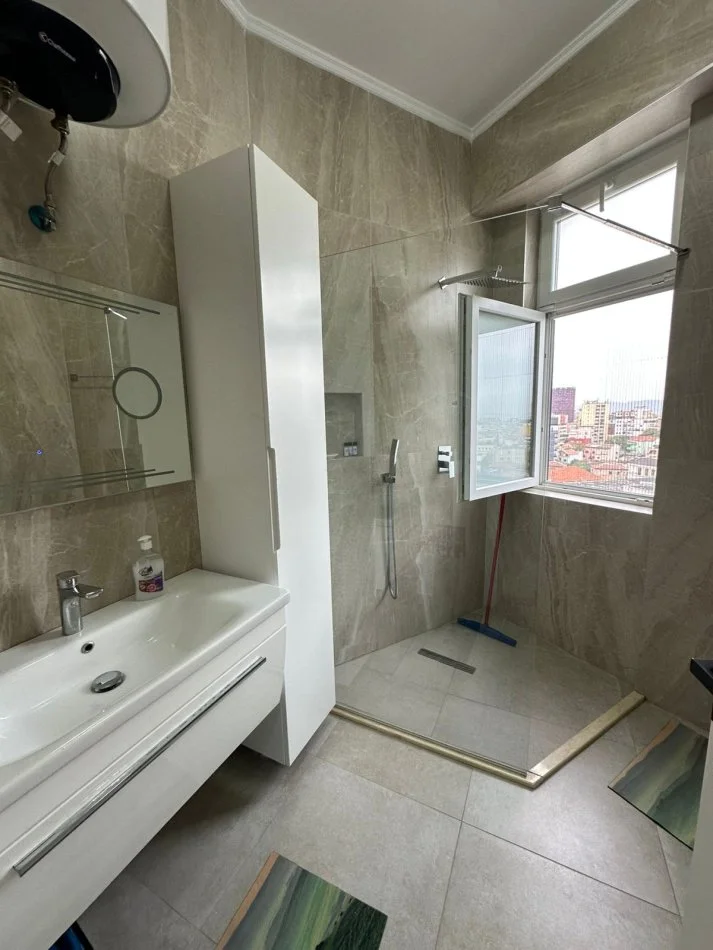 Tirane, jepet me qera apartament 2+1+Ballkon Kati 8, 110 m² 1.200 € (Rruga.Mine Peza)