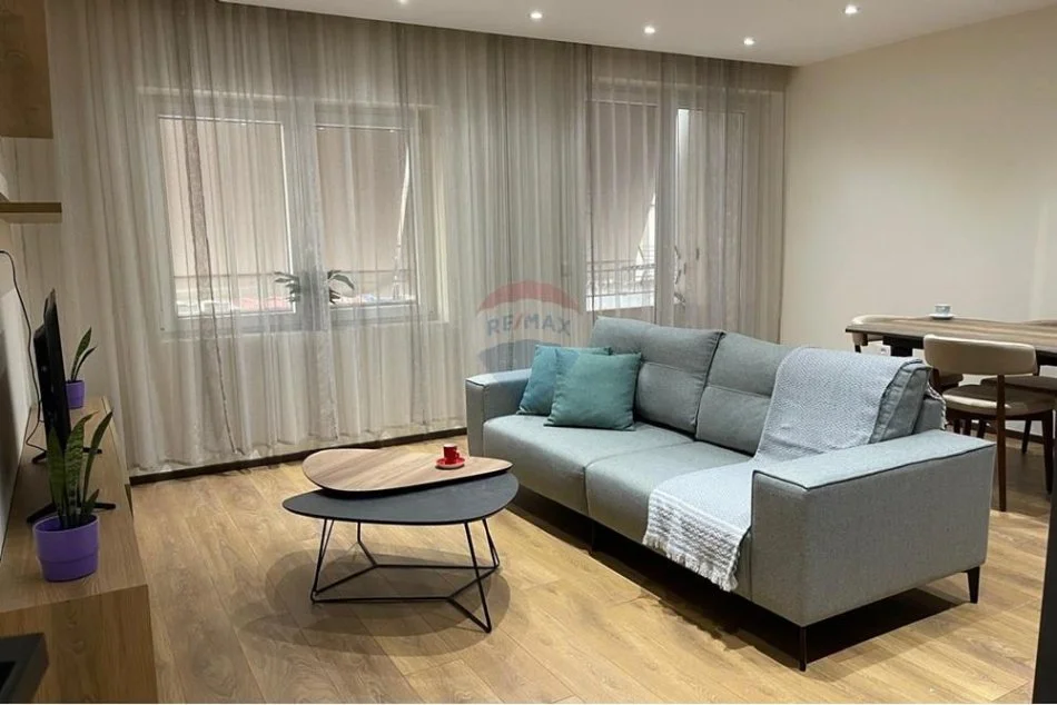 Tirane, jepet me qera apartament 1+1 Kati 4, 55 m² 700 € (Qender)