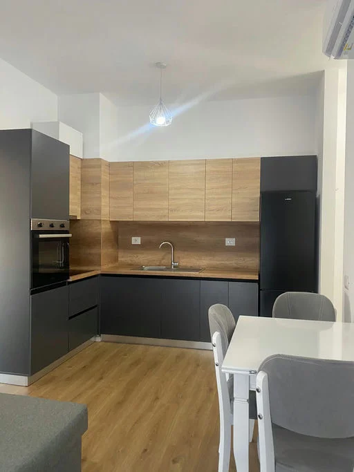 Tirane, jepet me qera apartament 1+1 Kati 7, 70 m² 550 € (Rruga "Ali Demi")