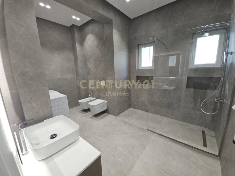 Tirane, jepet me qera apartament 3+1 Kati 1, 140 m² 1.500 € (Kopshti Botanik)