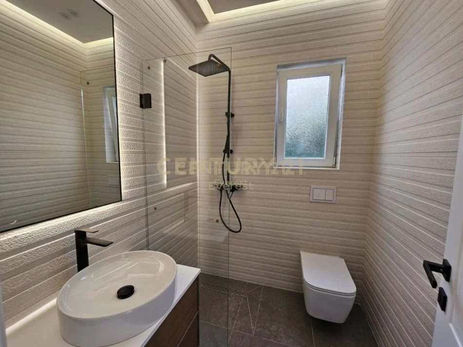 Tirane, jepet me qera apartament 3+1 Kati 1, 140 m² 1.500 € (Kopshti Botanik)