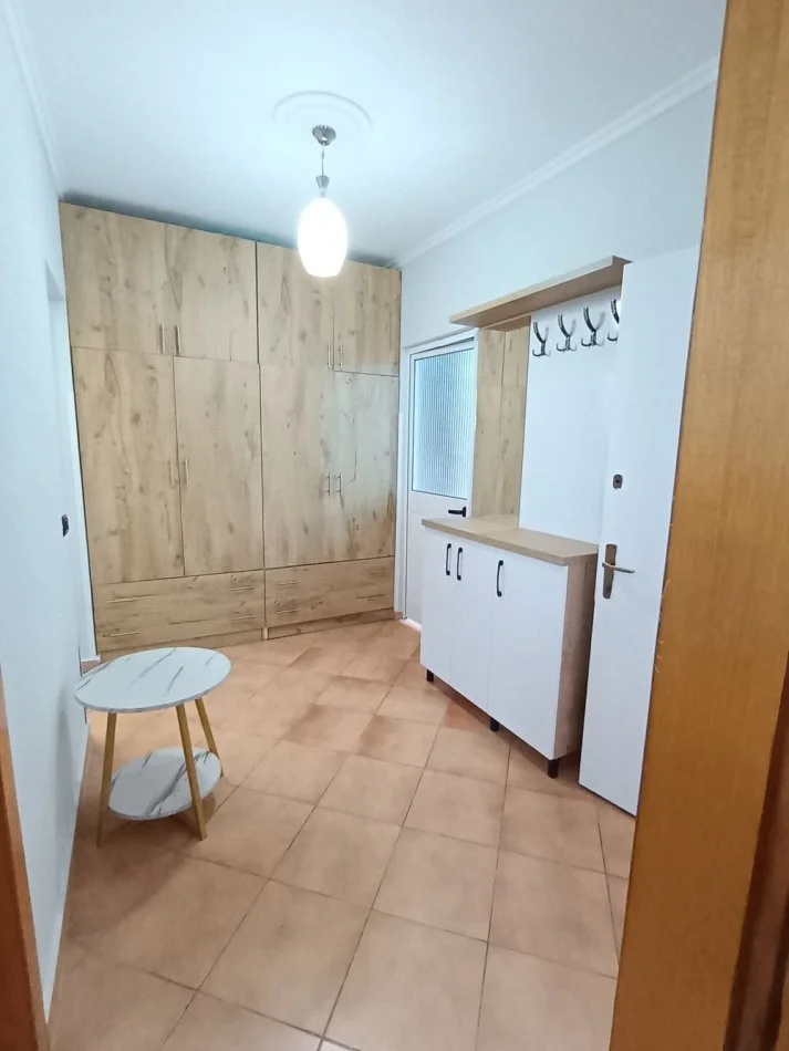 Tirane, jepet me qera apartament 2+1 Kati 2, 450 € 