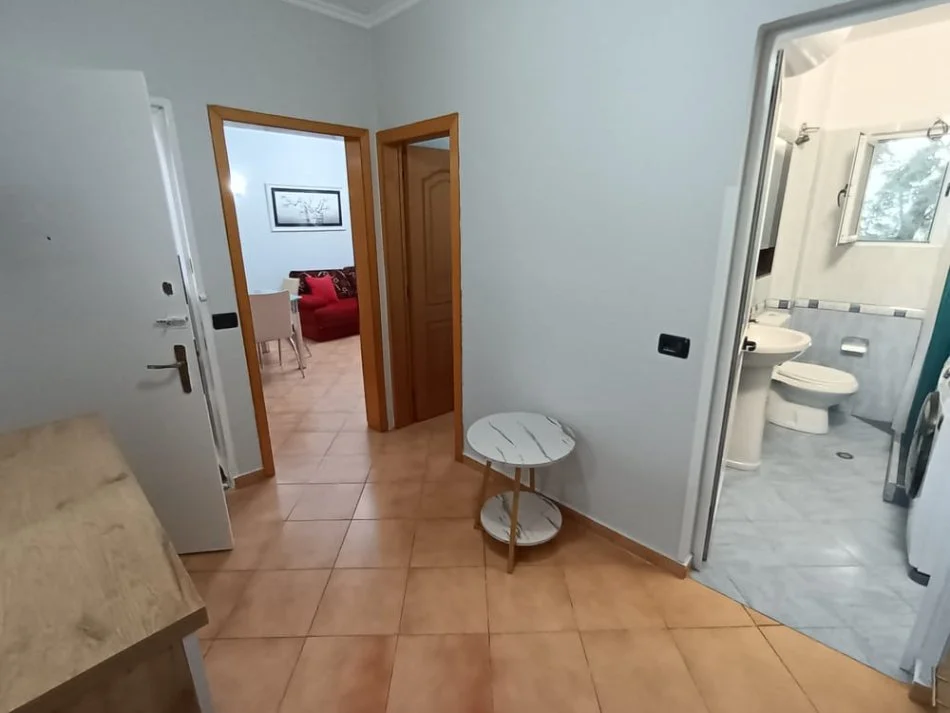 Tirane, jepet me qera apartament 2+1 Kati 2, 450 € 