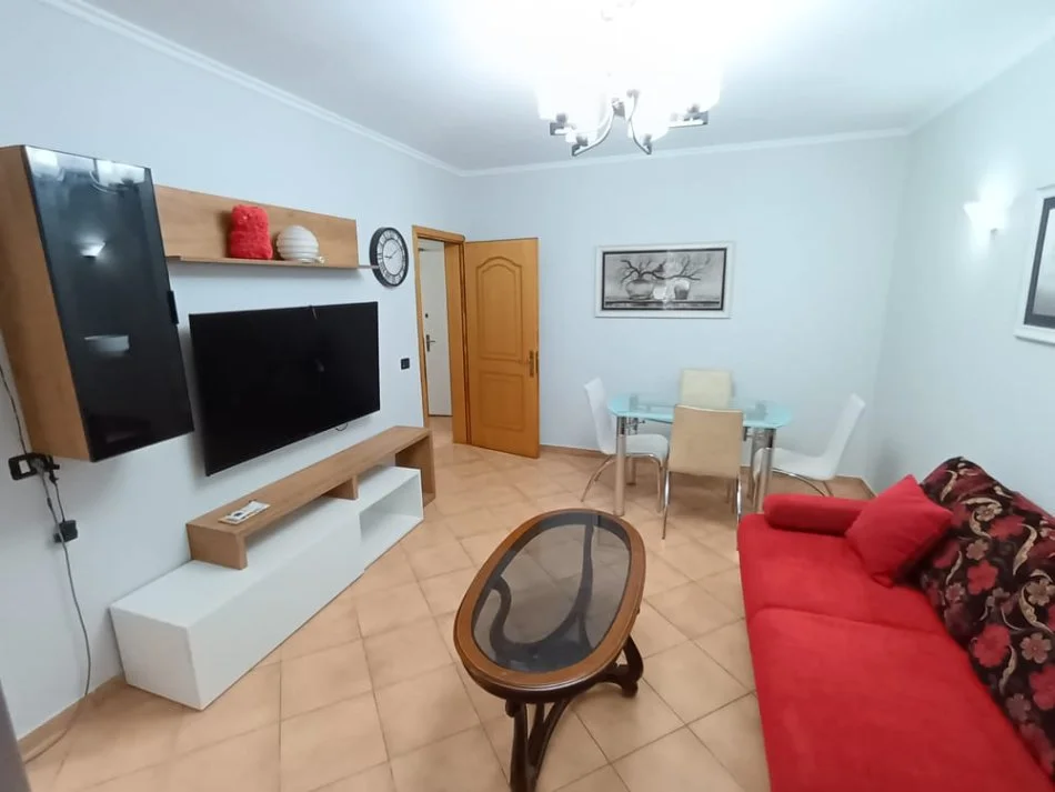 Tirane, jepet me qera apartament 2+1 Kati 2, 450 € 