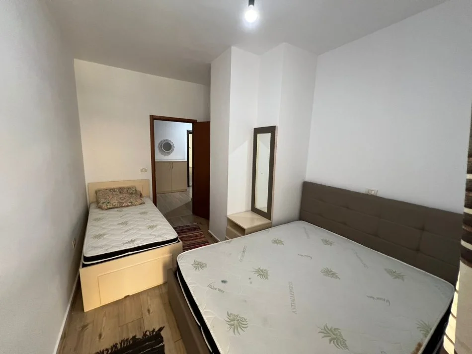 Tirane, jepet me qera apartament 1+1 Kati 1, 400 €
