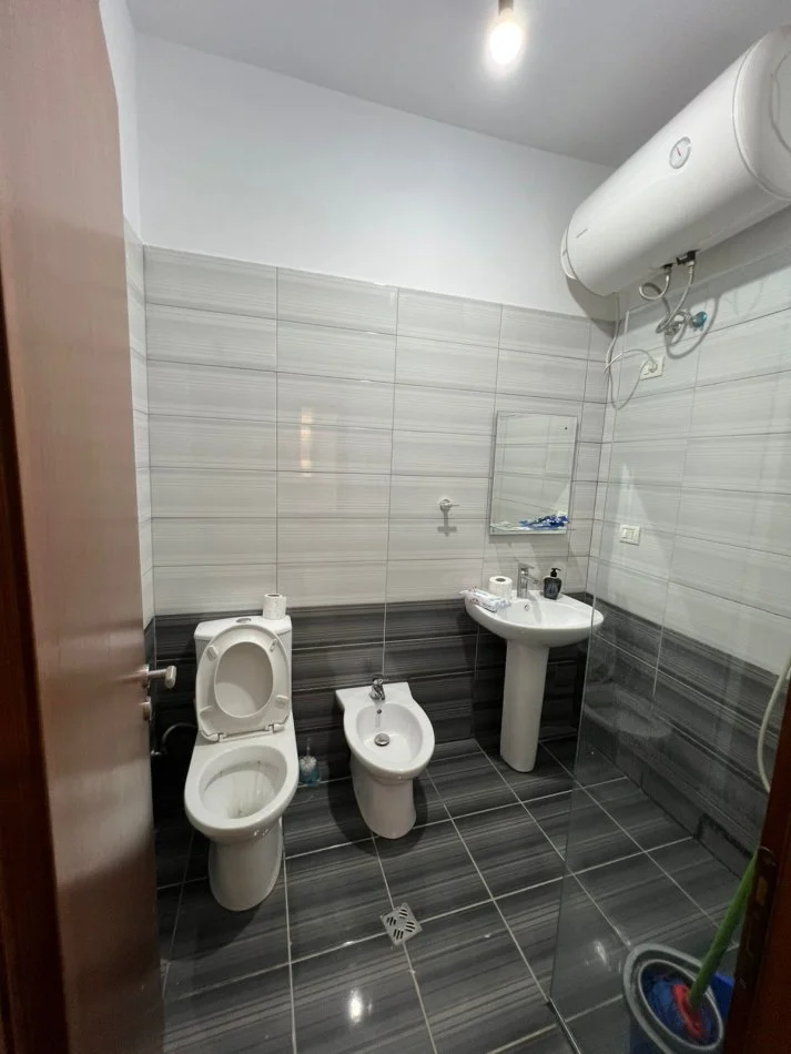Tirane, jepet me qera apartament 1+1 Kati 1, 400 €