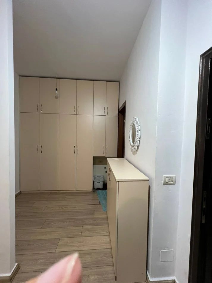 Tirane, jepet me qera apartament 1+1 Kati 1, 400 €