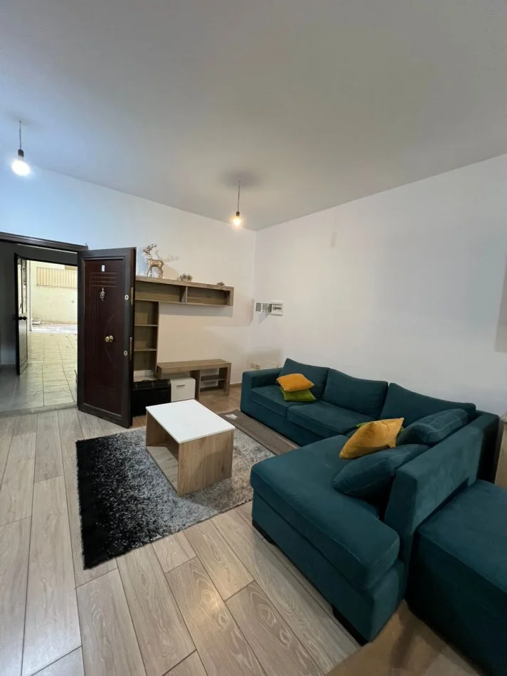 Tirane, jepet me qera apartament 1+1 Kati 1, 400 €