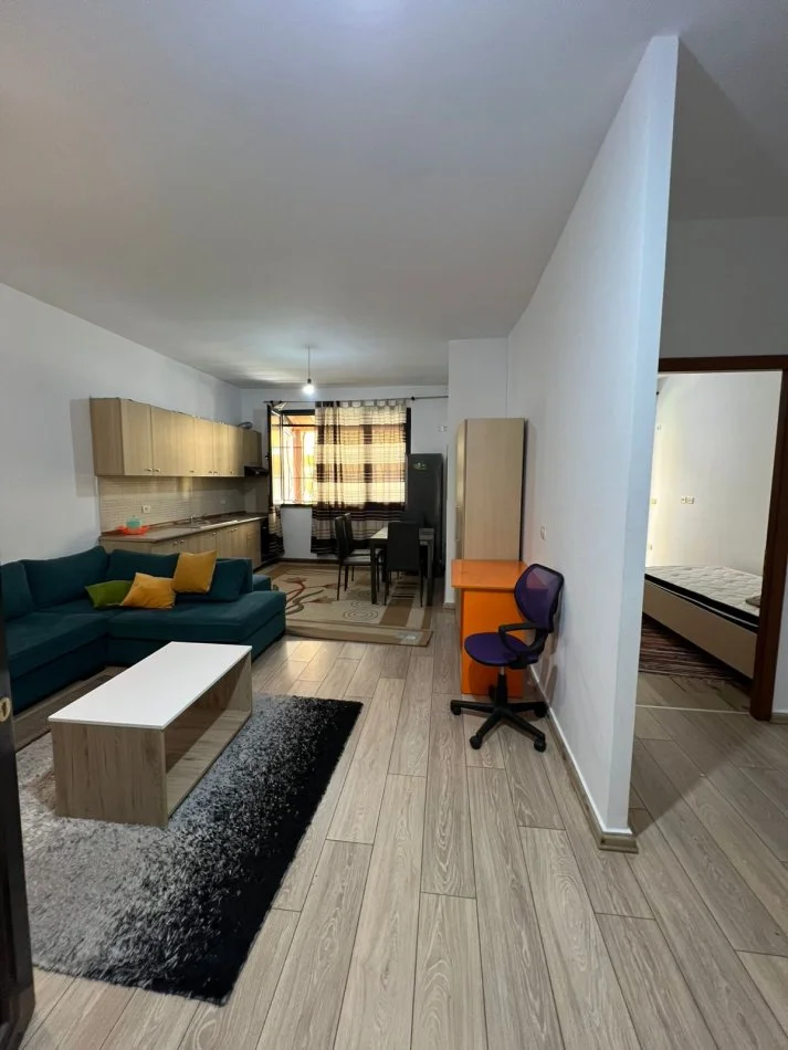 Tirane, jepet me qera apartament 1+1 Kati 1, 400 €