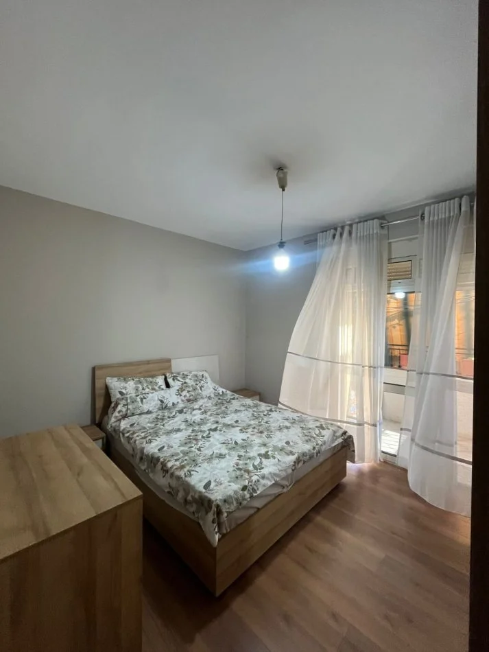 Tirane, jepet me qera apartament 2+1 Kati 3, 110 m² 800 €