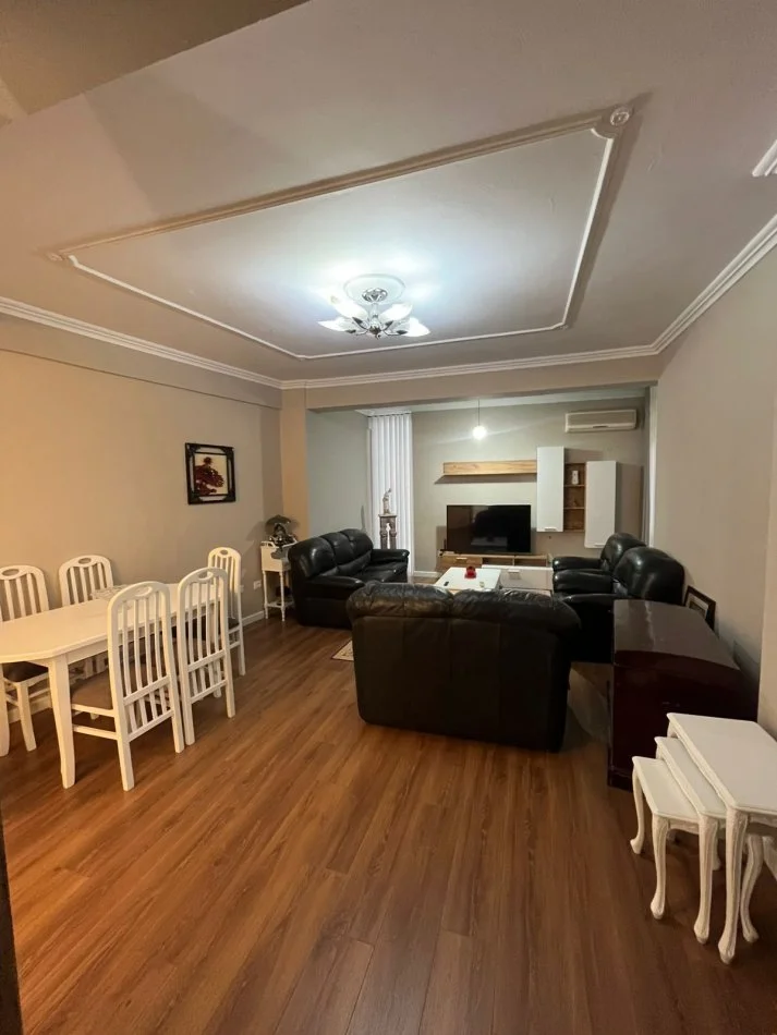 Tirane, jepet me qera apartament 2+1 Kati 3, 110 m² 800 €