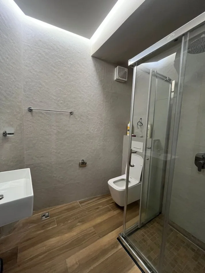 Tirane, jepet me qera apartament 2+1 Kati 3, 110 m² 800 €