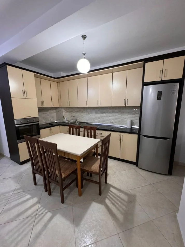 Tirane, jepet me qera apartament 1+1 Kati 2, 350 € 