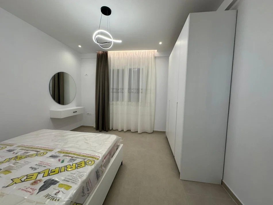 Tirane, jepet me qera apartament 1+1 Kati 1, 400 € 