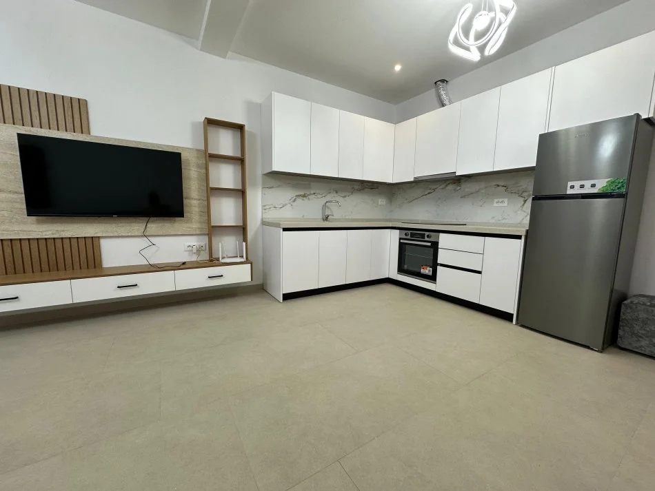 Tirane, jepet me qera apartament 1+1 Kati 1, 400 € 