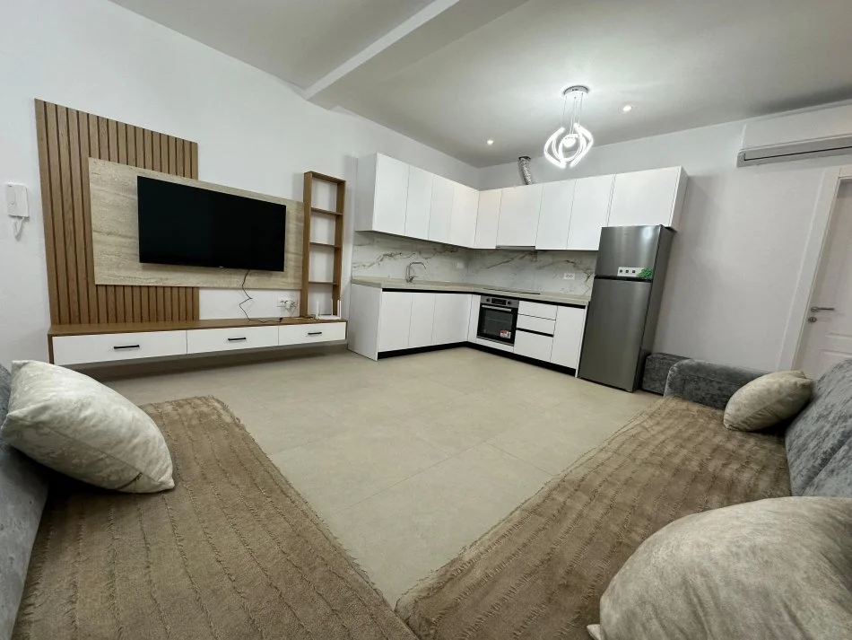 Tirane, jepet me qera apartament 1+1 Kati 1, 400 € 