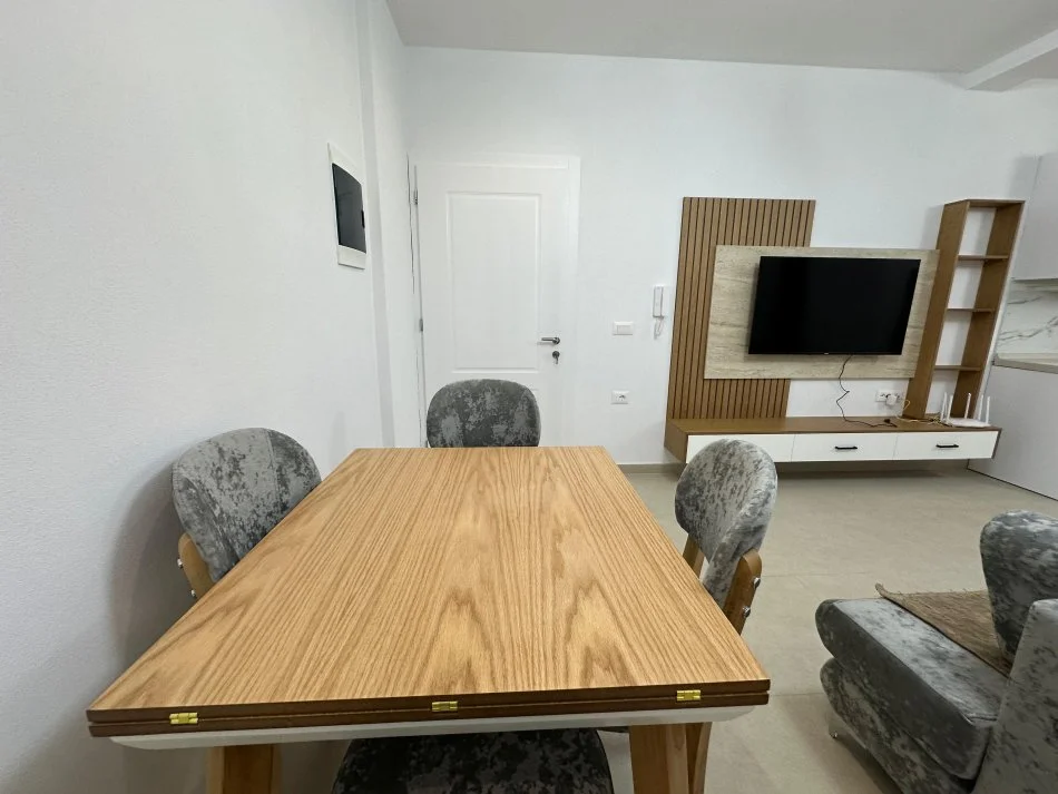 Tirane, jepet me qera apartament 1+1 Kati 1, 400 € 