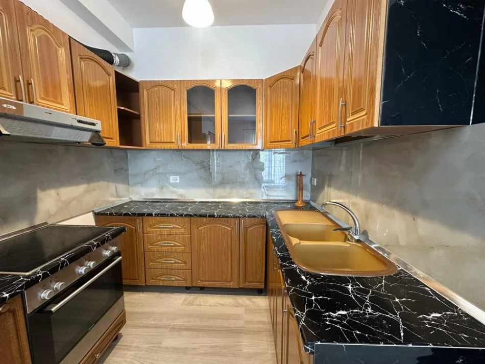 Tirane, jepet me qera apartament 1+1 Kati 5, 450 € (5 maj)