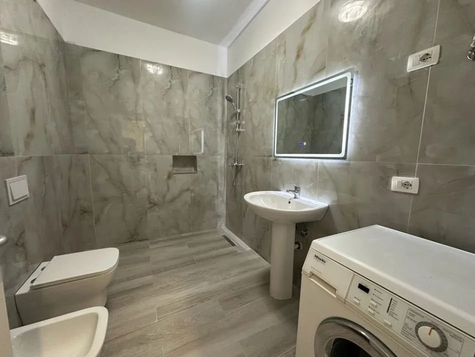 Tirane, jepet me qera apartament 1+1 Kati 5, 450 € (5 maj)