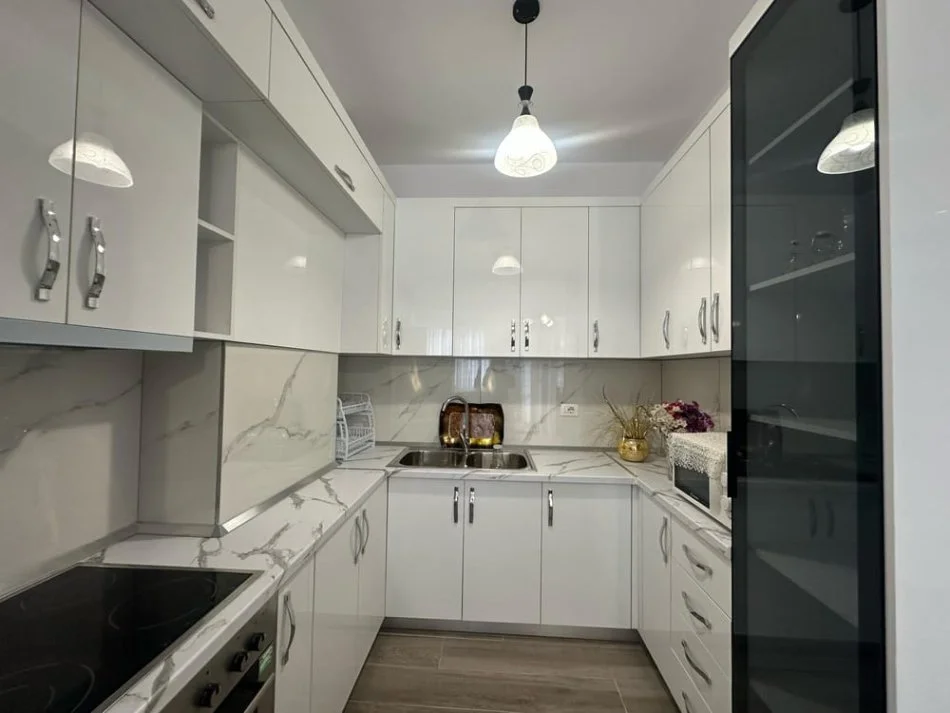 Tirane, jepet me qera apartament 1+1+Ballkon Kati 5, 500 € 