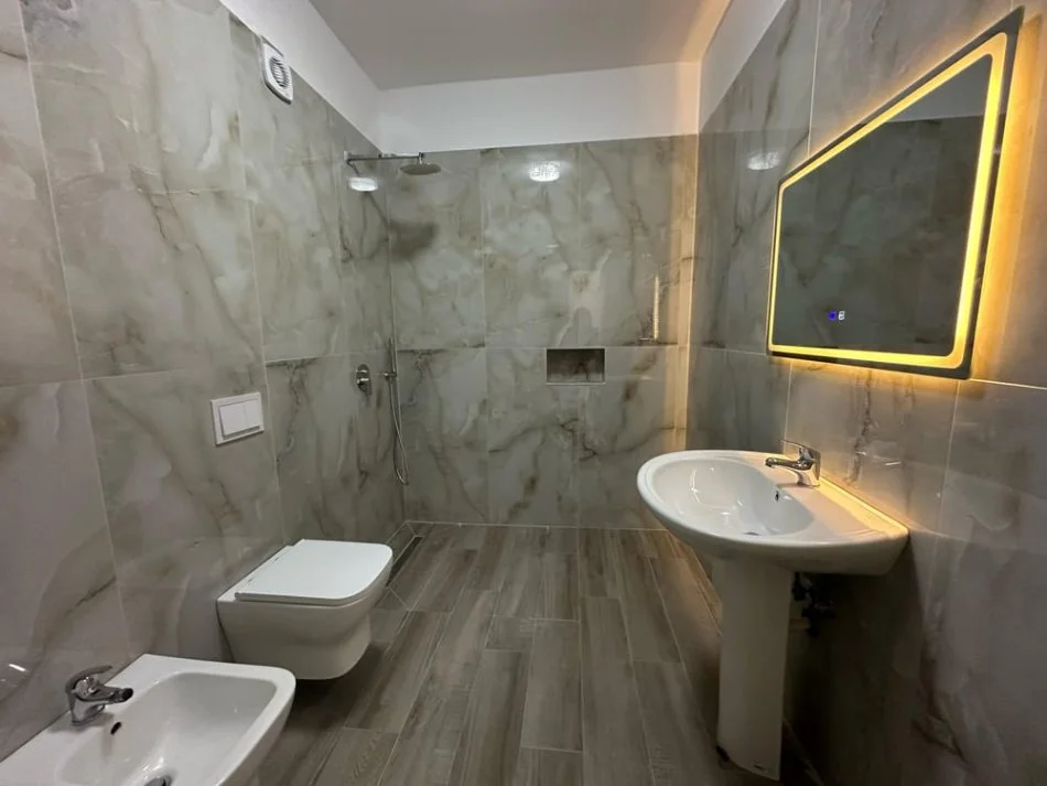 Tirane, jepet me qera apartament 1+1+Ballkon Kati 5, 500 € 