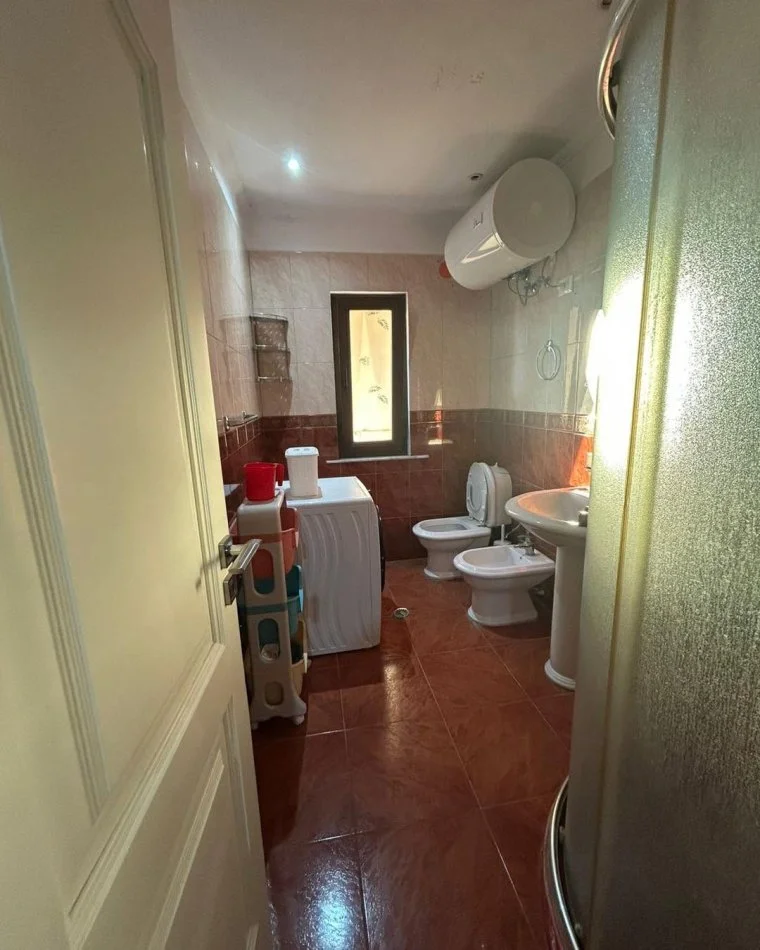 Tirane, jepet me qera apartament 2+1 Kati 5, 550 €