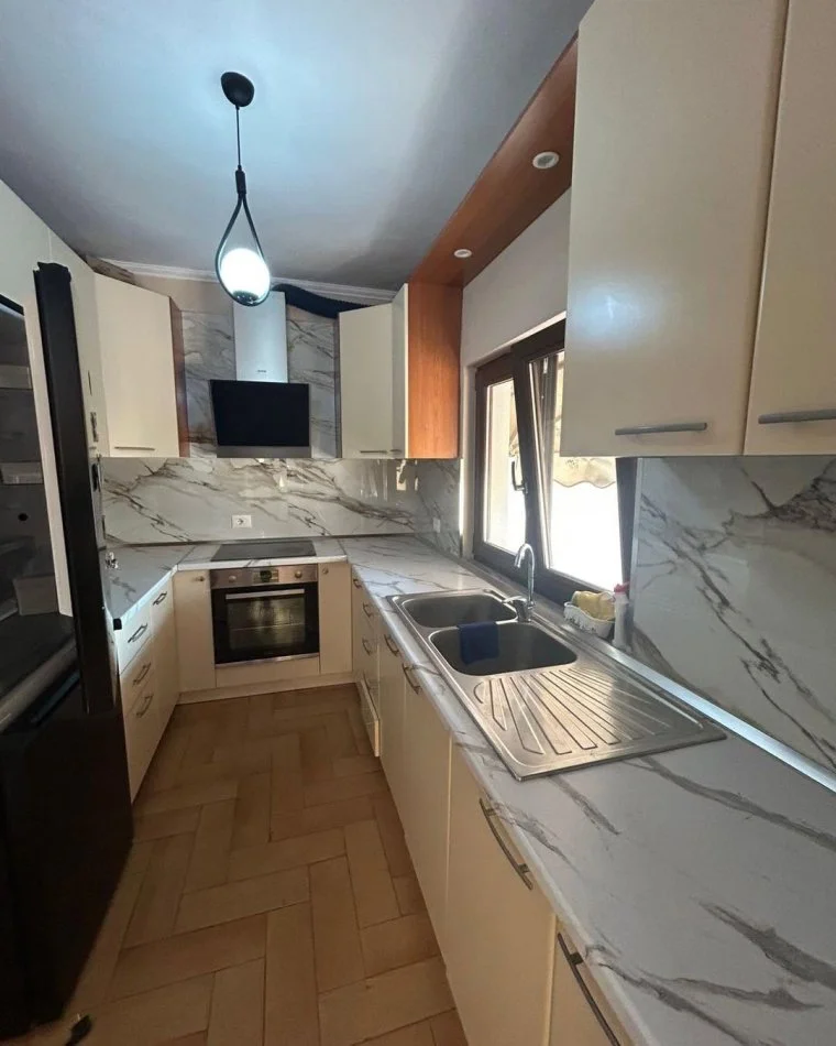 Tirane, jepet me qera apartament 2+1 Kati 5, 550 €