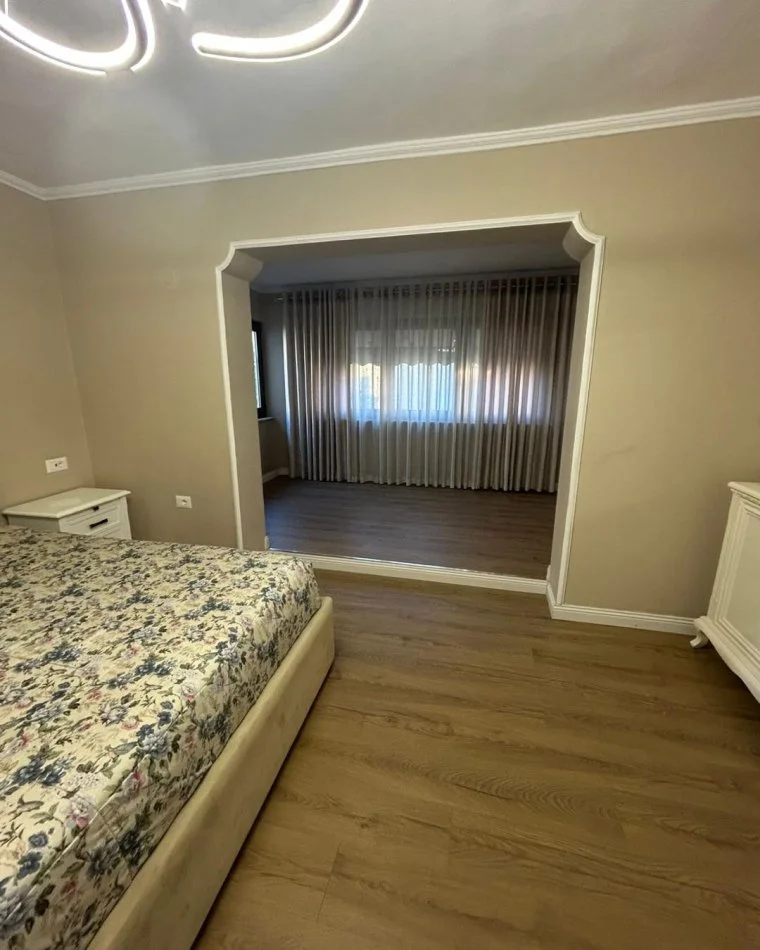 Tirane, jepet me qera apartament 2+1 Kati 5, 550 €