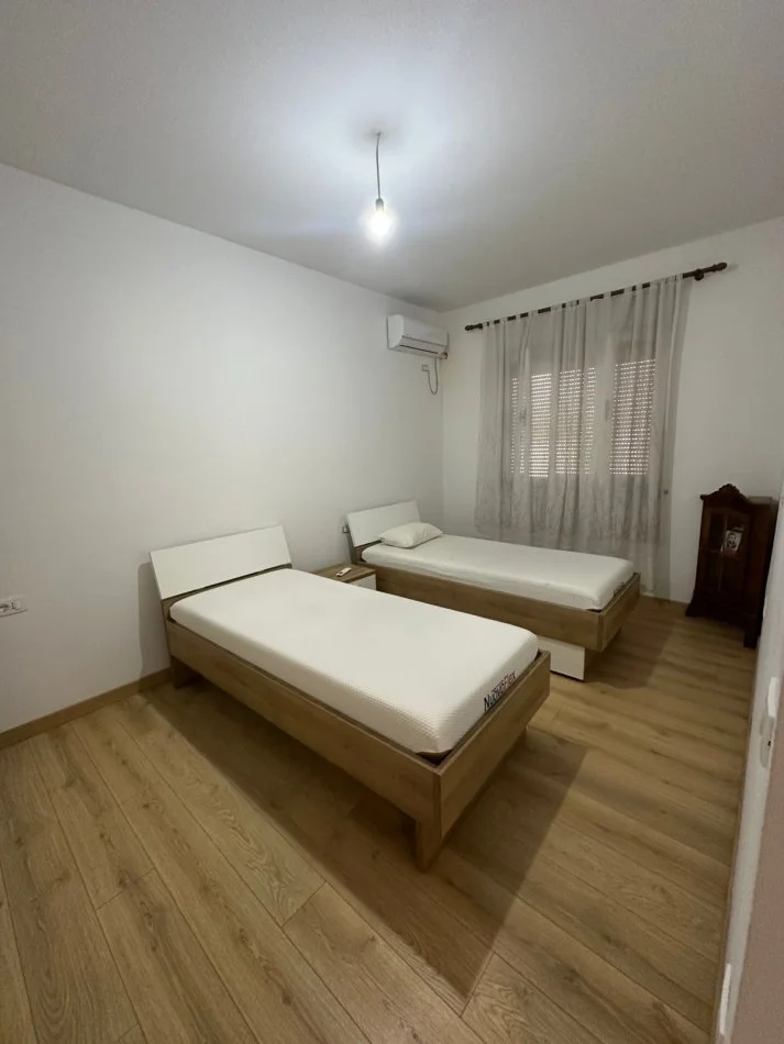 Tirane, jepet me qera apartament 2+1+Ballkon Kati 3, 107 m² 700 € (Rruga Qemal Stafa , perballe Liniko 1)