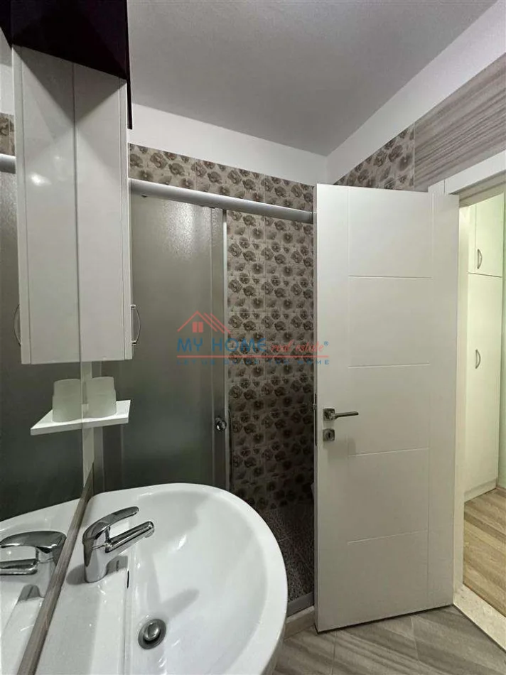 Tirane, jepet me qera apartament 1+1+Ballkon Kati 3, 66 m² 700 € (Qender)
