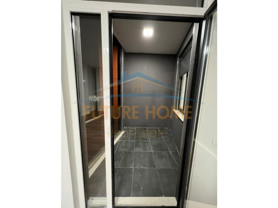Tirane, jepet me qera ambjent biznesi Kati 6, 122 m² 1.500 € (QENDER)