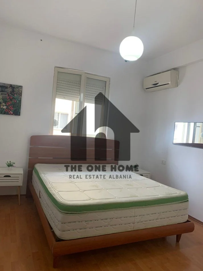 Tirane, jepet me qera apartament 1+1+Ballkon Kati 4, 70 m² 600 € (KRISTAL - CENTER)