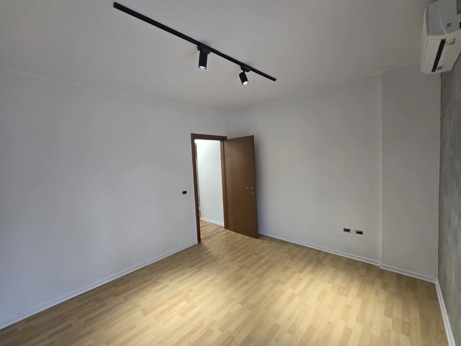 Tirane, jepet me qera zyre Kati 4, 95 m² 800 € (qender)