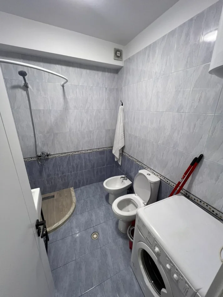 Super Apartament 1+1 + Ballkon + P.Parkimi ||  (📍Liqeni Artificial - Afër Kopshtit Zologjik) K2, Pllt I Ri Me Ashensor, me Oborr | 65.000 Leke/Muaj