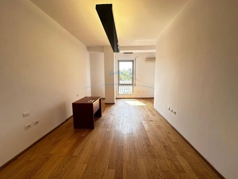 Tirane, jepet me qera Kati 4, 132 m² 1.500 € (Garda)