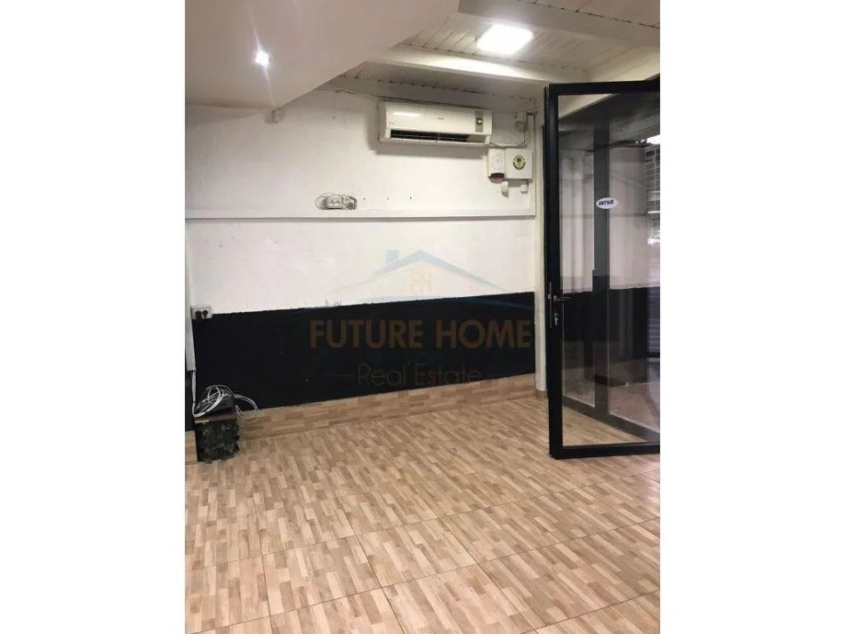 Tirane, jepet me qera ambjent biznesi Kati -1, 40 m² 400 € (Laprake)