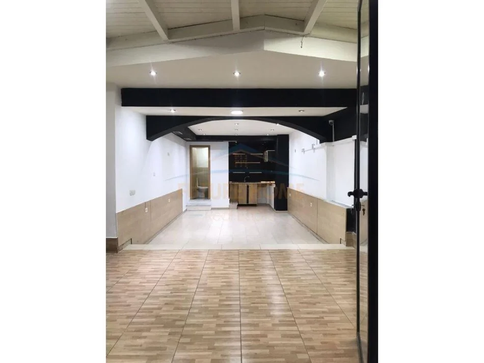 Tirane, jepet me qera ambjent biznesi Kati -1, 40 m² 400 € (Laprake)