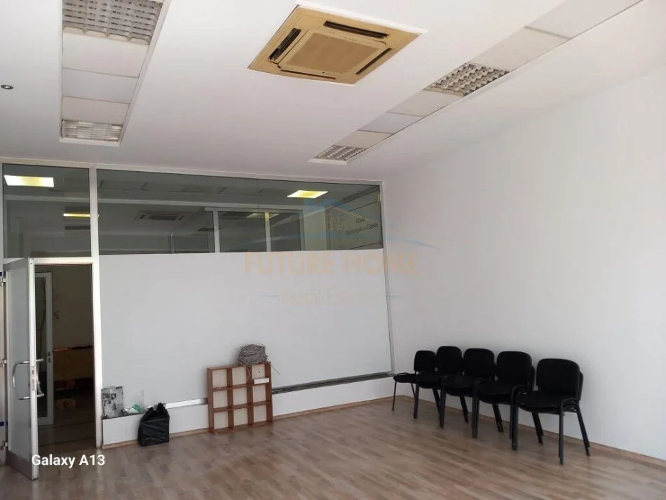 Tirane, jepet me qera ambjent biznesi Kati 1, 55 m² 500 € (Stacioni i Trenit)