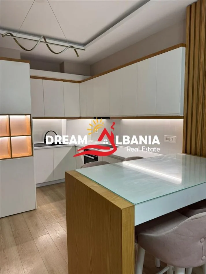 Tirane, jepet me qera apartament 2+1 Kati 6, 98 m² 750 € (Casa Italia)