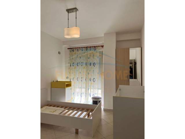 Durres, jepet me qera apartament 2+1 Kati 5, 120 m² 350 Euro (Shkolla"Eftali Koci", Durres)