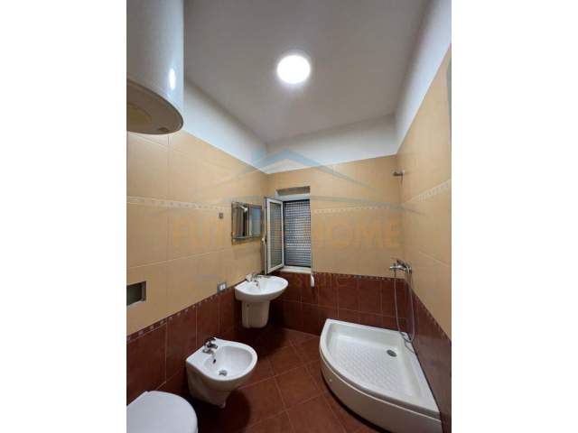 Durres, jepet me qera apartament 2+1 Kati 5, 120 m² 350 Euro (Shkolla"Eftali Koci", Durres)