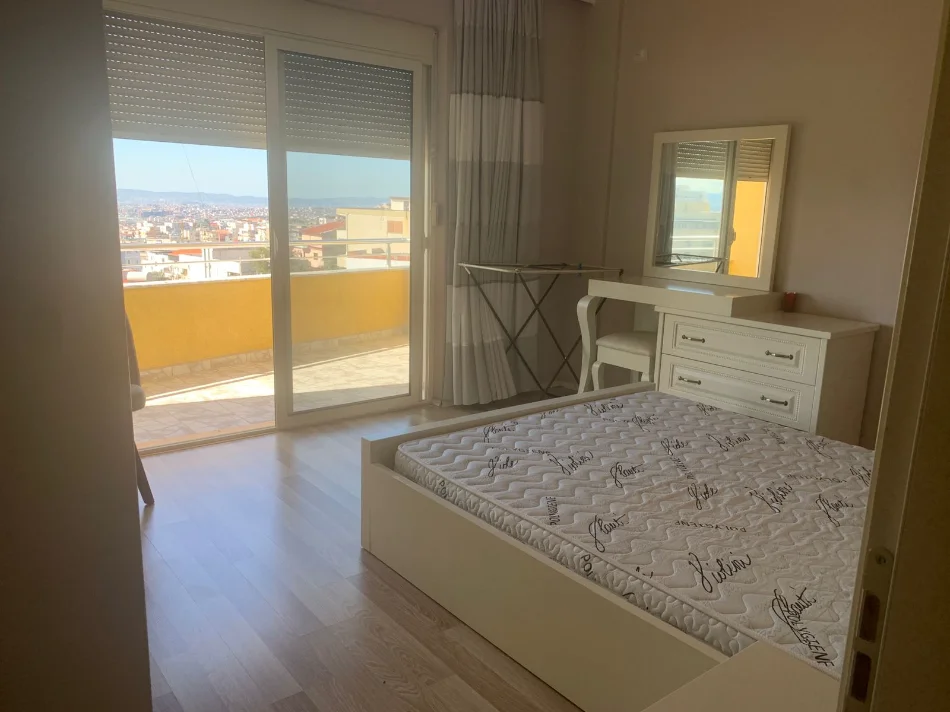 Tirane, jepet me qera apartament 2+1+Ballkon Kati 2, 130 m² 450 € (FRESKU)