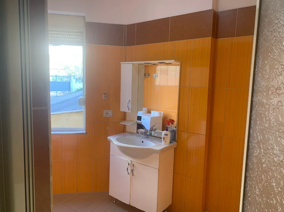 Tirane, jepet me qera apartament 2+1+Ballkon Kati 2, 130 m² 450 € (FRESKU)