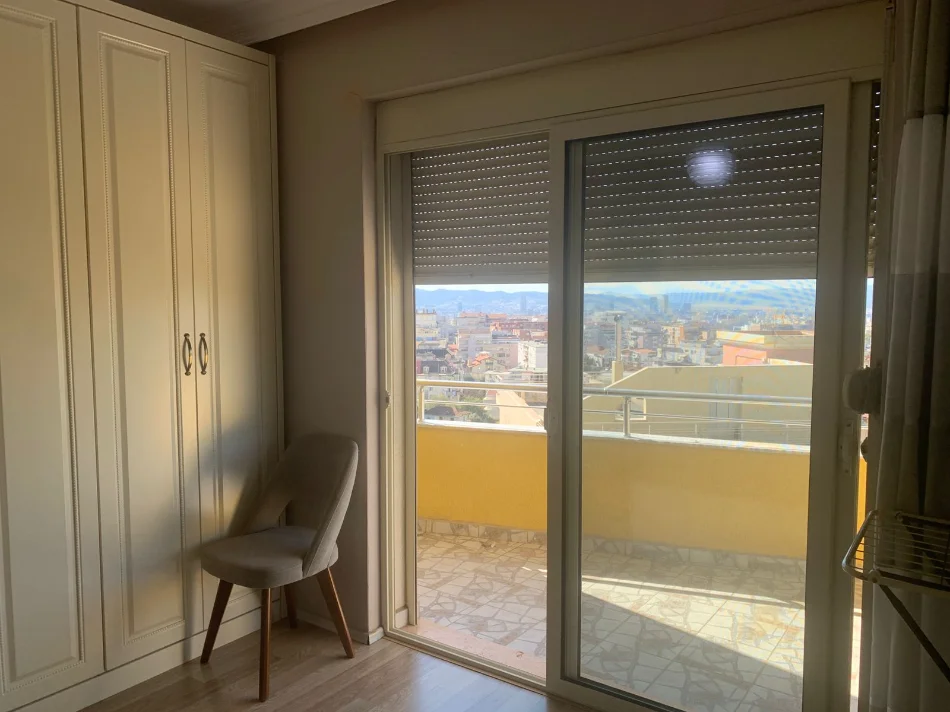 Tirane, jepet me qera apartament 2+1+Ballkon Kati 2, 130 m² 450 € (FRESKU)