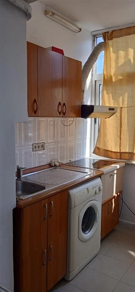 Tirane, jepet me qera garsonier 1+1 Kati 5, 25 m² 300 € (Bulevardi Zogu i Pare)