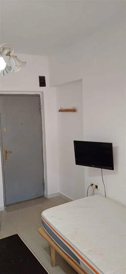 Tirane, jepet me qera garsonier 1+1 Kati 5, 25 m² 300 € (Bulevardi Zogu i Pare)
