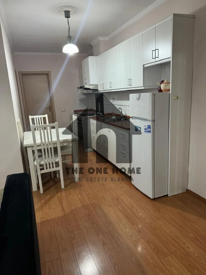 Tirane, jepet me qera apartament 1+1+Ballkon Kati 4, 75 m² 580 € (21- shi)