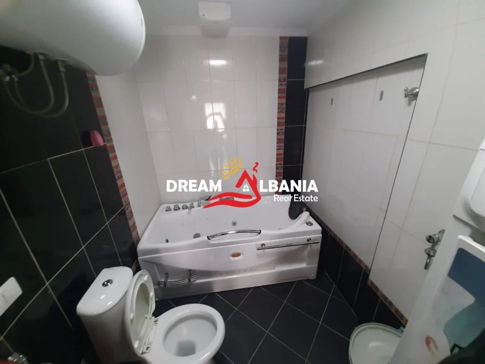 Tirane, jepet me qera apartament 3+1 , 177 m² 750 € (Selvia, tek kompleksi Halili)