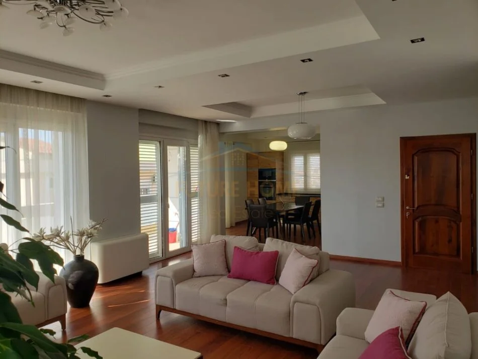 Tirane, jepet me qera apartament 3+1 Kati 3, 180 m² 1.700 € (Vilat Amerikane)