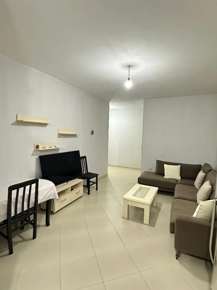 Tirane, jepet me qera apartament 1+1 Kati 2, 67 m² 450 € (rruga e zallit)